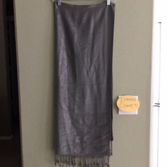 NWOT Women's Silver Silk Floral/Animal Print Scarf/Wrap - Picture 4 of 4